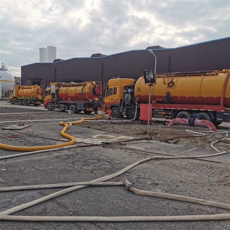 万江街道污水池清理