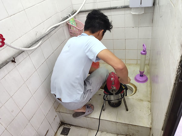 万江街道管道堵塞冒臭气 专业师傅现场解决问题