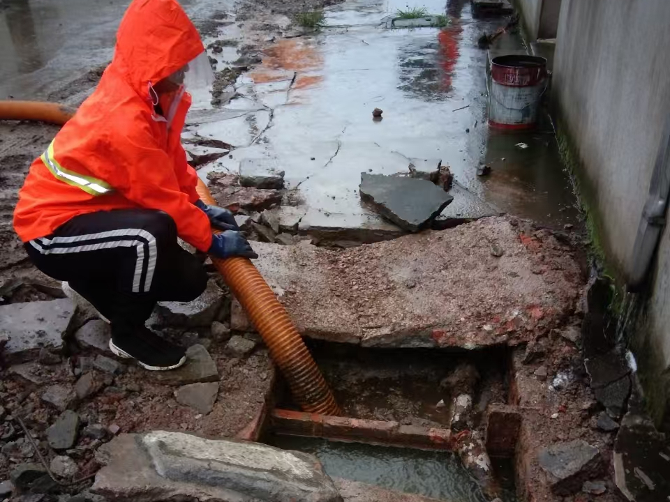 万江街道专业清理污水池 炜誉市政以规范流程守护城市 “肠道”