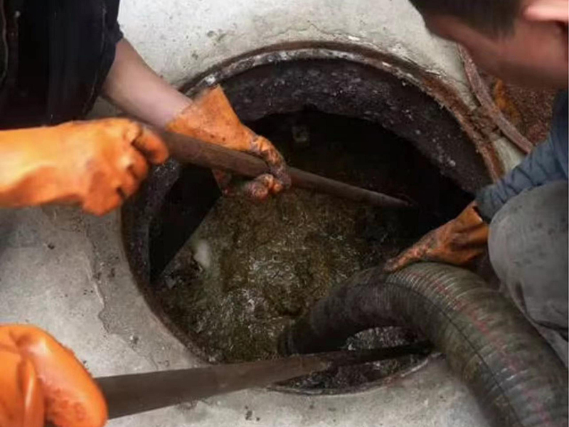 万江街道清理化粪池时如何避免沼气的危害?